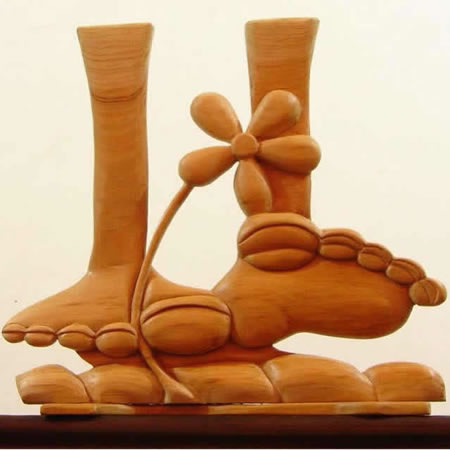 Escultura em madeira - Pé com flor