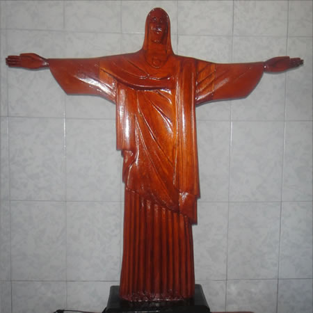 Escultura em madeira do Cristo Redentor